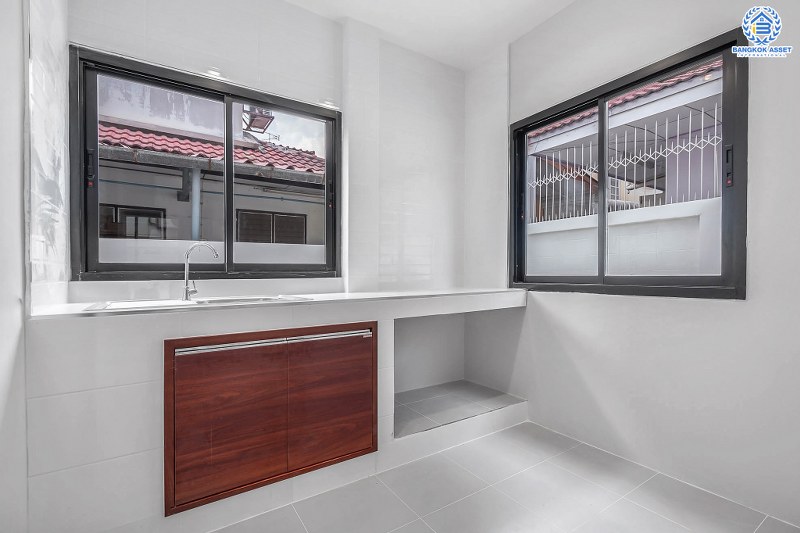 บ้านมือสองตกแต่งใหม่ หลังใหญ่ ทำเลใจกลางเมือง ม.บ้านประชาชื่น (ประชาชื่น-สามัคคี) เนื้อที่ 63 ตร.ว. แต่งครบ พร้อมอยู่ ฟังก์ชั่น 3 ห้องนอน 2 ห้องน้ำ 2 ที่จอดรถ เดินทางสะดวก เชื่อมต่อหลายเส้นทาง ใกล้เดอะมอลล์ฯ เซ็นทรัลแจ้งวัฒนะ ทางด่วนงามวงศ์วาน และรถไฟฟ้า (สายสีชมพู)...