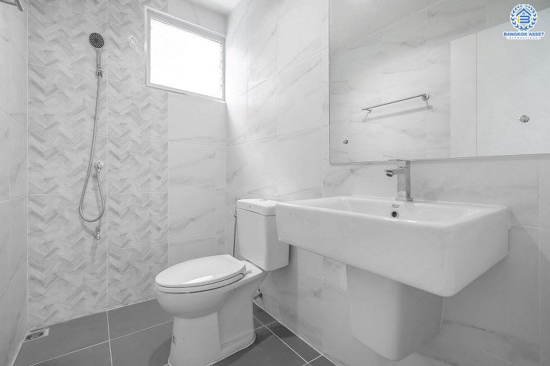 บ้านมือสองตกแต่งใหม่ หลังใหญ่ ทำเลใจกลางเมือง ม.บ้านประชาชื่น (ประชาชื่น-สามัคคี) เนื้อที่ 63 ตร.ว. แต่งครบ พร้อมอยู่ ฟังก์ชั่น 3 ห้องนอน 2 ห้องน้ำ 2 ที่จอดรถ เดินทางสะดวก เชื่อมต่อหลายเส้นทาง ใกล้เดอะมอลล์ฯ เซ็นทรัลแจ้งวัฒนะ ทางด่วนงามวงศ์วาน และรถไฟฟ้า (สายสีชมพู)...