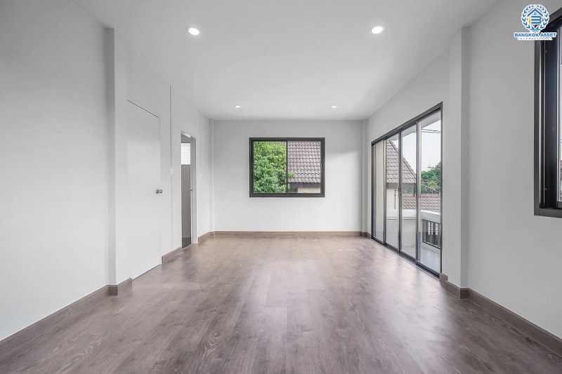 บ้านมือสองตกแต่งใหม่ หลังใหญ่ ทำเลใจกลางเมือง ม.บ้านประชาชื่น (ประชาชื่น-สามัคคี) เนื้อที่ 63 ตร.ว. แต่งครบ พร้อมอยู่ ฟังก์ชั่น 3 ห้องนอน 2 ห้องน้ำ 2 ที่จอดรถ เดินทางสะดวก เชื่อมต่อหลายเส้นทาง ใกล้เดอะมอลล์ฯ เซ็นทรัลแจ้งวัฒนะ ทางด่วนงามวงศ์วาน และรถไฟฟ้า (สายสีชมพู)...