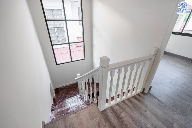 บ้านมือสองตกแต่งใหม่ หลังใหญ่ ทำเลใจกลางเมือง ม.บ้านประชาชื่น (ประชาชื่น-สามัคคี) เนื้อที่ 63 ตร.ว. แต่งครบ พร้อมอยู่ ฟังก์ชั่น 3 ห้องนอน 2 ห้องน้ำ 2 ที่จอดรถ เดินทางสะดวก เชื่อมต่อหลายเส้นทาง ใกล้เดอะมอลล์ฯ เซ็นทรัลแจ้งวัฒนะ ทางด่วนงามวงศ์วาน และรถไฟฟ้า (สายสีชมพู)...