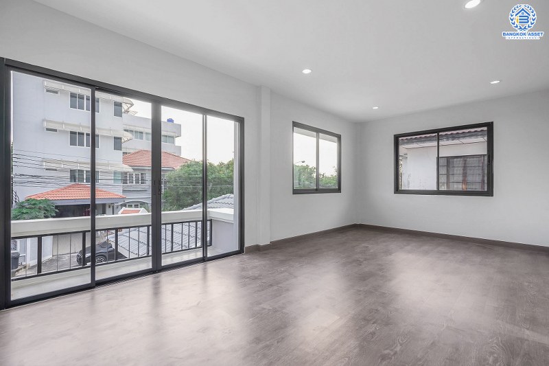 บ้านมือสองตกแต่งใหม่ หลังใหญ่ ทำเลใจกลางเมือง ม.บ้านประชาชื่น (ประชาชื่น-สามัคคี) เนื้อที่ 63 ตร.ว. แต่งครบ พร้อมอยู่ ฟังก์ชั่น 3 ห้องนอน 2 ห้องน้ำ 2 ที่จอดรถ เดินทางสะดวก เชื่อมต่อหลายเส้นทาง ใกล้เดอะมอลล์ฯ เซ็นทรัลแจ้งวัฒนะ ทางด่วนงามวงศ์วาน และรถไฟฟ้า (สายสีชมพู)...