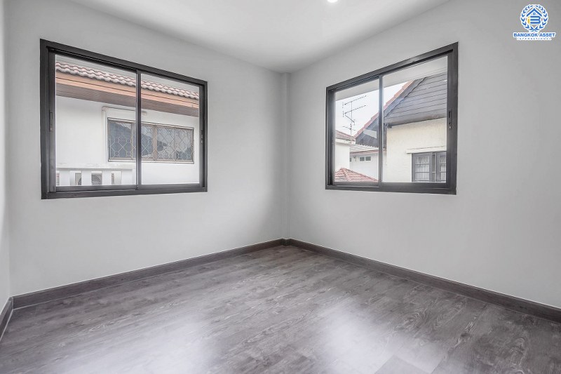 บ้านมือสองตกแต่งใหม่ หลังใหญ่ ทำเลใจกลางเมือง ม.บ้านประชาชื่น (ประชาชื่น-สามัคคี) เนื้อที่ 63 ตร.ว. แต่งครบ พร้อมอยู่ ฟังก์ชั่น 3 ห้องนอน 2 ห้องน้ำ 2 ที่จอดรถ เดินทางสะดวก เชื่อมต่อหลายเส้นทาง ใกล้เดอะมอลล์ฯ เซ็นทรัลแจ้งวัฒนะ ทางด่วนงามวงศ์วาน และรถไฟฟ้า (สายสีชมพู)...