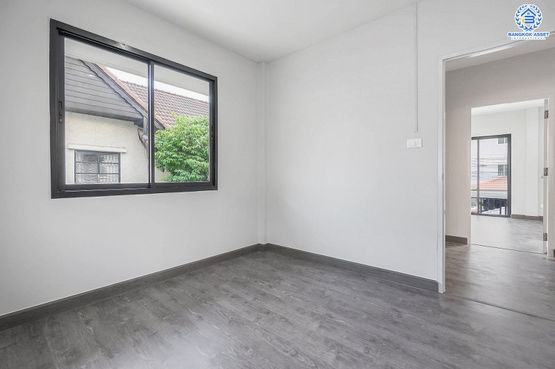 บ้านมือสองตกแต่งใหม่ หลังใหญ่ ทำเลใจกลางเมือง ม.บ้านประชาชื่น (ประชาชื่น-สามัคคี) เนื้อที่ 63 ตร.ว. แต่งครบ พร้อมอยู่ ฟังก์ชั่น 3 ห้องนอน 2 ห้องน้ำ 2 ที่จอดรถ เดินทางสะดวก เชื่อมต่อหลายเส้นทาง ใกล้เดอะมอลล์ฯ เซ็นทรัลแจ้งวัฒนะ ทางด่วนงามวงศ์วาน และรถไฟฟ้า (สายสีชมพู)...