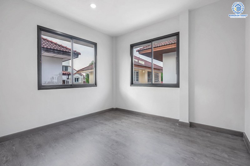 บ้านมือสองตกแต่งใหม่ หลังใหญ่ ทำเลใจกลางเมือง ม.บ้านประชาชื่น (ประชาชื่น-สามัคคี) เนื้อที่ 63 ตร.ว. แต่งครบ พร้อมอยู่ ฟังก์ชั่น 3 ห้องนอน 2 ห้องน้ำ 2 ที่จอดรถ เดินทางสะดวก เชื่อมต่อหลายเส้นทาง ใกล้เดอะมอลล์ฯ เซ็นทรัลแจ้งวัฒนะ ทางด่วนงามวงศ์วาน และรถไฟฟ้า (สายสีชมพู)...