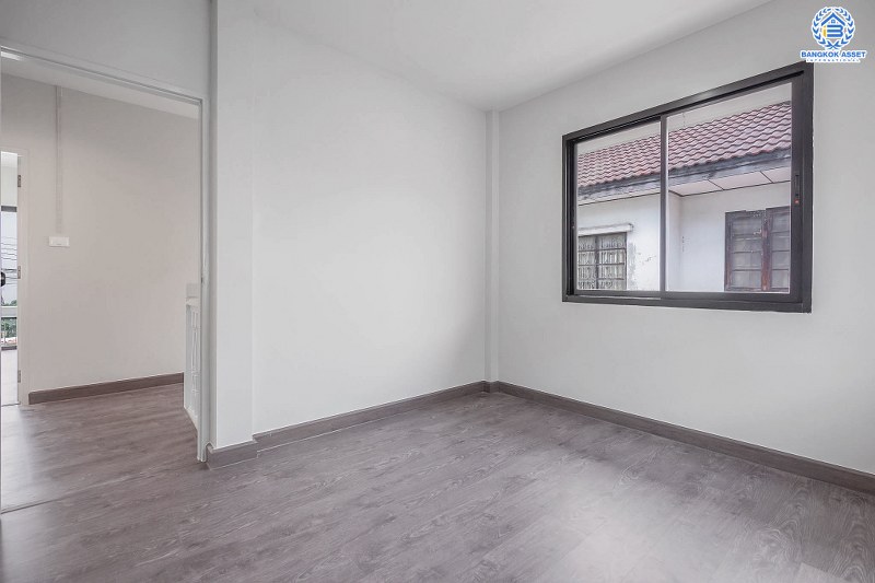 บ้านมือสองตกแต่งใหม่ หลังใหญ่ ทำเลใจกลางเมือง ม.บ้านประชาชื่น (ประชาชื่น-สามัคคี) เนื้อที่ 63 ตร.ว. แต่งครบ พร้อมอยู่ ฟังก์ชั่น 3 ห้องนอน 2 ห้องน้ำ 2 ที่จอดรถ เดินทางสะดวก เชื่อมต่อหลายเส้นทาง ใกล้เดอะมอลล์ฯ เซ็นทรัลแจ้งวัฒนะ ทางด่วนงามวงศ์วาน และรถไฟฟ้า (สายสีชมพู)...