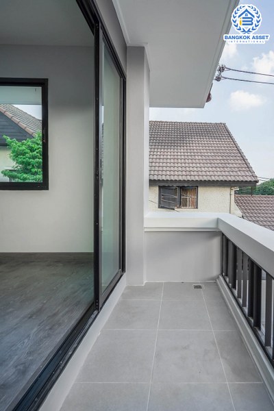 บ้านมือสองตกแต่งใหม่ หลังใหญ่ ทำเลใจกลางเมือง ม.บ้านประชาชื่น (ประชาชื่น-สามัคคี) เนื้อที่ 63 ตร.ว. แต่งครบ พร้อมอยู่ ฟังก์ชั่น 3 ห้องนอน 2 ห้องน้ำ 2 ที่จอดรถ เดินทางสะดวก เชื่อมต่อหลายเส้นทาง ใกล้เดอะมอลล์ฯ เซ็นทรัลแจ้งวัฒนะ ทางด่วนงามวงศ์วาน และรถไฟฟ้า (สายสีชมพู)...