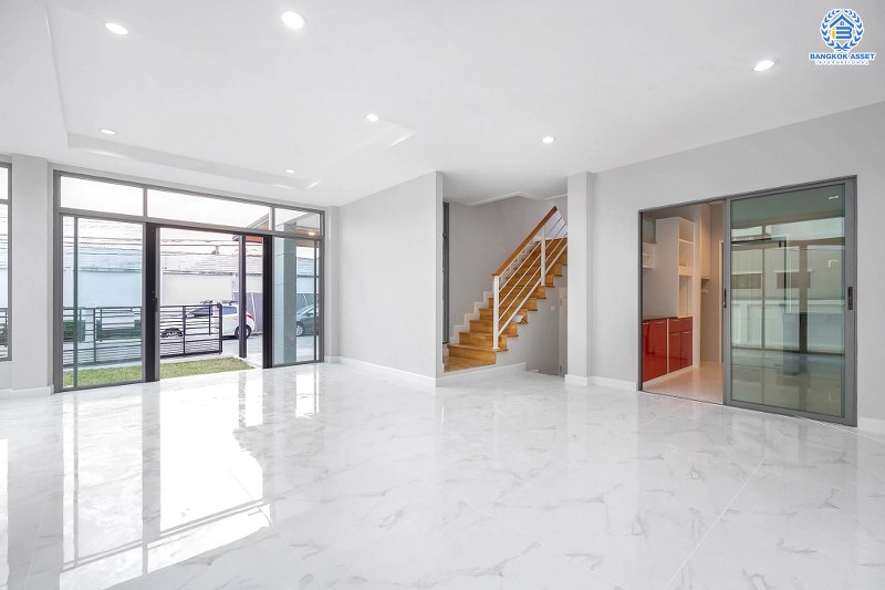 บ้านมือสองตกแต่งใหม่ ม.เพอร์เฟคเพลส2 ติดถ.รัตนาธิเบศร์ เนื้อที่ 62.4 ตร.ว. บ้านดีไซน์โมเดิร์น หลังใหญ่พร้อมอยู่ ฟังก์ชั่น 3 ห้องนอน 3 ห้องน้ำ 2 ที่จอดรถ บิ้วท์อินครัวเคาน์เตอร์ครบชุด กับที่สุดแห่งทำเลโซนเมือง เชื่อมต่อทุกการเดินทาง เพียง 400ม. ถึง MRTไทรม้า ใกล้จุดขึ้นทางด่วนงามวงศ์วาน