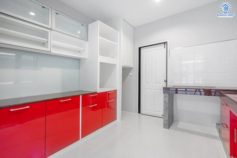 บ้านมือสองตกแต่งใหม่ ม.เพอร์เฟคเพลส2 ติดถ.รัตนาธิเบศร์ เนื้อที่ 62.4 ตร.ว. บ้านดีไซน์โมเดิร์น หลังใหญ่พร้อมอยู่ ฟังก์ชั่น 3 ห้องนอน 3 ห้องน้ำ 2 ที่จอดรถ บิ้วท์อินครัวเคาน์เตอร์ครบชุด กับที่สุดแห่งทำเลโซนเมือง เชื่อมต่อทุกการเดินทาง เพียง 400ม. ถึง MRTไทรม้า ใกล้จุดขึ้นทางด่วนงามวงศ์วาน