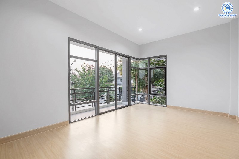 บ้านมือสองตกแต่งใหม่ ม.เพอร์เฟคเพลส2 ติดถ.รัตนาธิเบศร์ เนื้อที่ 62.4 ตร.ว. บ้านดีไซน์โมเดิร์น หลังใหญ่พร้อมอยู่ ฟังก์ชั่น 3 ห้องนอน 3 ห้องน้ำ 2 ที่จอดรถ บิ้วท์อินครัวเคาน์เตอร์ครบชุด กับที่สุดแห่งทำเลโซนเมือง เชื่อมต่อทุกการเดินทาง เพียง 400ม. ถึง MRTไทรม้า ใกล้จุดขึ้นทางด่วนงามวงศ์วาน