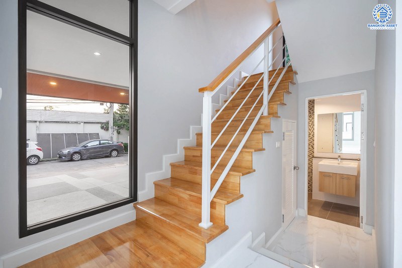 บ้านมือสองตกแต่งใหม่ ม.เพอร์เฟคเพลส2 ติดถ.รัตนาธิเบศร์ เนื้อที่ 62.4 ตร.ว. บ้านดีไซน์โมเดิร์น หลังใหญ่พร้อมอยู่ ฟังก์ชั่น 3 ห้องนอน 3 ห้องน้ำ 2 ที่จอดรถ บิ้วท์อินครัวเคาน์เตอร์ครบชุด กับที่สุดแห่งทำเลโซนเมือง เชื่อมต่อทุกการเดินทาง เพียง 400ม. ถึง MRTไทรม้า ใกล้จุดขึ้นทางด่วนงามวงศ์วาน