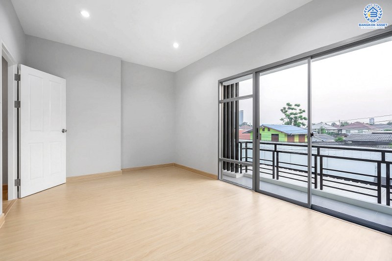 บ้านมือสองตกแต่งใหม่ ม.เพอร์เฟคเพลส2 ติดถ.รัตนาธิเบศร์ เนื้อที่ 62.4 ตร.ว. บ้านดีไซน์โมเดิร์น หลังใหญ่พร้อมอยู่ ฟังก์ชั่น 3 ห้องนอน 3 ห้องน้ำ 2 ที่จอดรถ บิ้วท์อินครัวเคาน์เตอร์ครบชุด กับที่สุดแห่งทำเลโซนเมือง เชื่อมต่อทุกการเดินทาง เพียง 400ม. ถึง MRTไทรม้า ใกล้จุดขึ้นทางด่วนงามวงศ์วาน