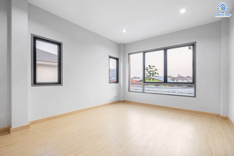 บ้านมือสองตกแต่งใหม่ ม.เพอร์เฟคเพลส2 ติดถ.รัตนาธิเบศร์ เนื้อที่ 62.4 ตร.ว. บ้านดีไซน์โมเดิร์น หลังใหญ่พร้อมอยู่ ฟังก์ชั่น 3 ห้องนอน 3 ห้องน้ำ 2 ที่จอดรถ บิ้วท์อินครัวเคาน์เตอร์ครบชุด กับที่สุดแห่งทำเลโซนเมือง เชื่อมต่อทุกการเดินทาง เพียง 400ม. ถึง MRTไทรม้า ใกล้จุดขึ้นทางด่วนงามวงศ์วาน