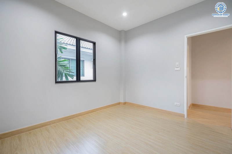 บ้านมือสองตกแต่งใหม่ ม.เพอร์เฟคเพลส2 ติดถ.รัตนาธิเบศร์ เนื้อที่ 62.4 ตร.ว. บ้านดีไซน์โมเดิร์น หลังใหญ่พร้อมอยู่ ฟังก์ชั่น 3 ห้องนอน 3 ห้องน้ำ 2 ที่จอดรถ บิ้วท์อินครัวเคาน์เตอร์ครบชุด กับที่สุดแห่งทำเลโซนเมือง เชื่อมต่อทุกการเดินทาง เพียง 400ม. ถึง MRTไทรม้า ใกล้จุดขึ้นทางด่วนงามวงศ์วาน