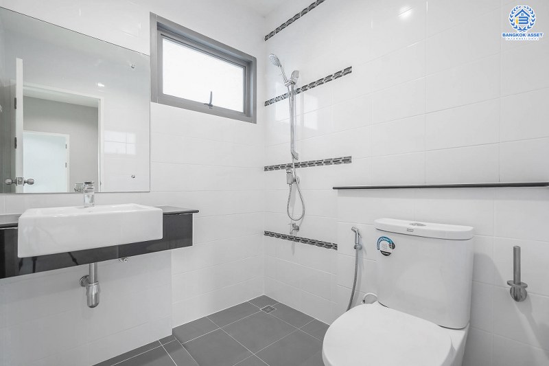 บ้านมือสองตกแต่งใหม่ ม.เพอร์เฟคเพลส2 ติดถ.รัตนาธิเบศร์ เนื้อที่ 62.4 ตร.ว. บ้านดีไซน์โมเดิร์น หลังใหญ่พร้อมอยู่ ฟังก์ชั่น 3 ห้องนอน 3 ห้องน้ำ 2 ที่จอดรถ บิ้วท์อินครัวเคาน์เตอร์ครบชุด กับที่สุดแห่งทำเลโซนเมือง เชื่อมต่อทุกการเดินทาง เพียง 400ม. ถึง MRTไทรม้า ใกล้จุดขึ้นทางด่วนงามวงศ์วาน