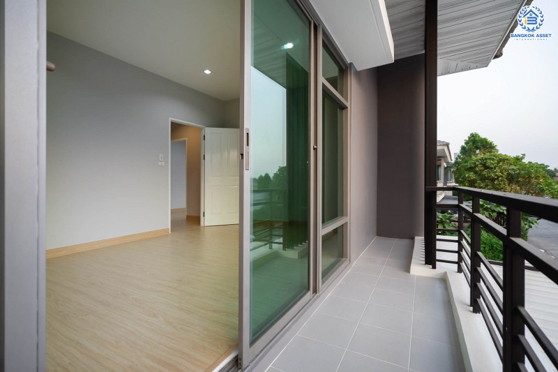 บ้านมือสองตกแต่งใหม่ ม.เพอร์เฟคเพลส2 ติดถ.รัตนาธิเบศร์ เนื้อที่ 62.4 ตร.ว. บ้านดีไซน์โมเดิร์น หลังใหญ่พร้อมอยู่ ฟังก์ชั่น 3 ห้องนอน 3 ห้องน้ำ 2 ที่จอดรถ บิ้วท์อินครัวเคาน์เตอร์ครบชุด กับที่สุดแห่งทำเลโซนเมือง เชื่อมต่อทุกการเดินทาง เพียง 400ม. ถึง MRTไทรม้า ใกล้จุดขึ้นทางด่วนงามวงศ์วาน