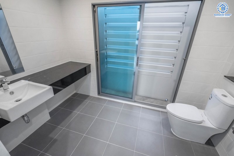 บ้านมือสองตกแต่งใหม่ ม.เพอร์เฟคเพลส2 ติดถ.รัตนาธิเบศร์ เนื้อที่ 62.4 ตร.ว. บ้านดีไซน์โมเดิร์น หลังใหญ่พร้อมอยู่ ฟังก์ชั่น 3 ห้องนอน 3 ห้องน้ำ 2 ที่จอดรถ บิ้วท์อินครัวเคาน์เตอร์ครบชุด กับที่สุดแห่งทำเลโซนเมือง เชื่อมต่อทุกการเดินทาง เพียง 400ม. ถึง MRTไทรม้า ใกล้จุดขึ้นทางด่วนงามวงศ์วาน