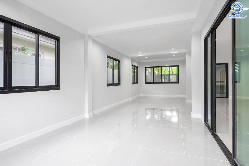 บ้านมือสองตกแต่งใหม่ หลังใหญ่ 3 ห้องนอน โครงการ มณียา3 รัตนาธิเบศร์-ท่าอิฐ คุณภาพ พร็อพเพอร์ตี้ เพอร์เฟค เนื้อที่กว้าง 58.3 ตร.ว. ฟังก์ชั่นครบ! พร้อมห้องอเนกประสงค์ชั้นล่าง บนทำเลที่ดีที่สุด* เชื่อมต่อรัตนาธิเบศร์ และราชพฤกษ์ ใจกลาง 2 เซ็นทรัลฯ ใกล้ MRT "สถานีบางรักน้อยท่าอิฐ"