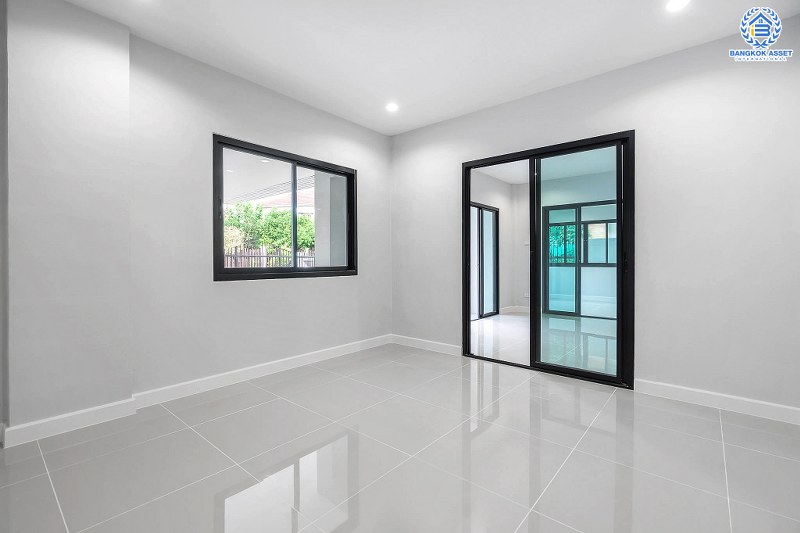 บ้านมือสองตกแต่งใหม่ หลังใหญ่ 3 ห้องนอน โครงการ มณียา3 รัตนาธิเบศร์-ท่าอิฐ คุณภาพ พร็อพเพอร์ตี้ เพอร์เฟค เนื้อที่กว้าง 58.3 ตร.ว. ฟังก์ชั่นครบ! พร้อมห้องอเนกประสงค์ชั้นล่าง บนทำเลที่ดีที่สุด* เชื่อมต่อรัตนาธิเบศร์ และราชพฤกษ์ ใจกลาง 2 เซ็นทรัลฯ ใกล้ MRT "สถานีบางรักน้อยท่าอิฐ"