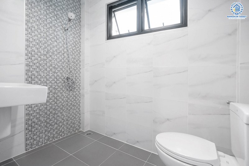 บ้านมือสองตกแต่งใหม่ หลังใหญ่ 3 ห้องนอน โครงการ มณียา3 รัตนาธิเบศร์-ท่าอิฐ คุณภาพ พร็อพเพอร์ตี้ เพอร์เฟค เนื้อที่กว้าง 58.3 ตร.ว. ฟังก์ชั่นครบ! พร้อมห้องอเนกประสงค์ชั้นล่าง บนทำเลที่ดีที่สุด* เชื่อมต่อรัตนาธิเบศร์ และราชพฤกษ์ ใจกลาง 2 เซ็นทรัลฯ ใกล้ MRT "สถานีบางรักน้อยท่าอิฐ"