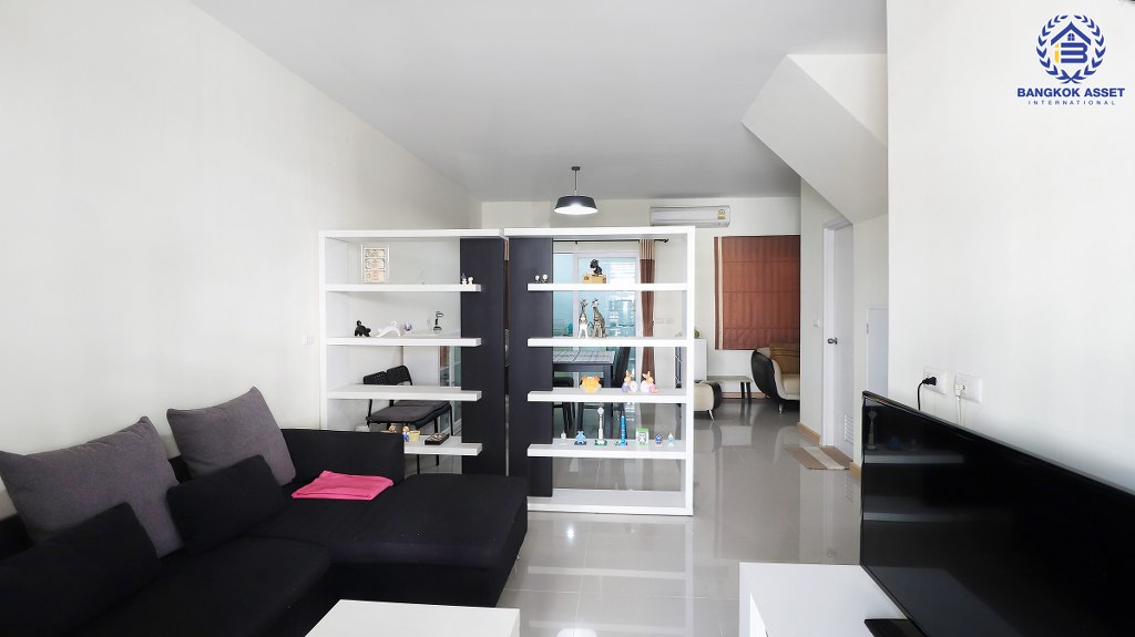 ทาวน์เฮ้าส์มือสองนนทบุรี ห้องมุม ถนนเมน ม.กัสโต้ ท่าน้ำนนท์-พระราม5 เนื้อที่ 18.3 ตร.ว. ฟังก์ชั่น 3 ห้องนอน 2 ห้องน้ำ มีครัวเคาน์เตอร์ ชุดโต๊ะรับประทานอาหาร แอร์ 2 เครื่อง บนเดินทางสะดวก ติดถนนใหญ่ ใกล้สะพานพะราม5 และสะพานมหาเจษฎาบดินทร์ฯ ราคาคุ้มที่สุดในย่านนี้!!