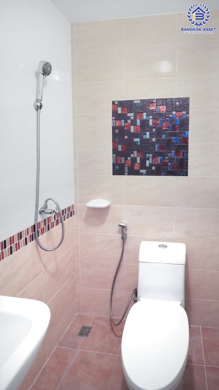 ทาวน์เฮ้าส์มือสองนนทบุรี ห้องมุม ถนนเมน ม.กัสโต้ ท่าน้ำนนท์-พระราม5 เนื้อที่ 18.3 ตร.ว. ฟังก์ชั่น 3 ห้องนอน 2 ห้องน้ำ มีครัวเคาน์เตอร์ ชุดโต๊ะรับประทานอาหาร แอร์ 2 เครื่อง บนเดินทางสะดวก ติดถนนใหญ่ ใกล้สะพานพะราม5 และสะพานมหาเจษฎาบดินทร์ฯ ราคาคุ้มที่สุดในย่านนี้!!