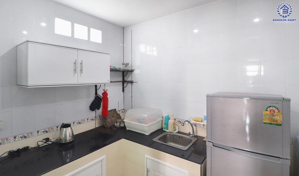 ทาวน์เฮ้าส์มือสองนนทบุรี ห้องมุม ถนนเมน ม.กัสโต้ ท่าน้ำนนท์-พระราม5 เนื้อที่ 18.3 ตร.ว. ฟังก์ชั่น 3 ห้องนอน 2 ห้องน้ำ มีครัวเคาน์เตอร์ ชุดโต๊ะรับประทานอาหาร แอร์ 2 เครื่อง บนเดินทางสะดวก ติดถนนใหญ่ ใกล้สะพานพะราม5 และสะพานมหาเจษฎาบดินทร์ฯ ราคาคุ้มที่สุดในย่านนี้!!