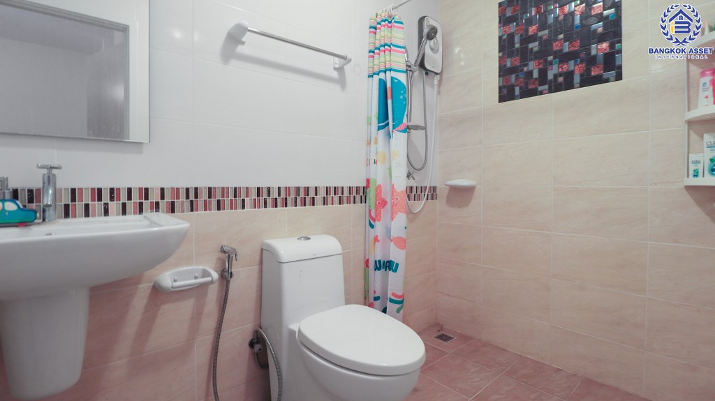 ทาวน์เฮ้าส์มือสองนนทบุรี ห้องมุม ถนนเมน ม.กัสโต้ ท่าน้ำนนท์-พระราม5 เนื้อที่ 18.3 ตร.ว. ฟังก์ชั่น 3 ห้องนอน 2 ห้องน้ำ มีครัวเคาน์เตอร์ ชุดโต๊ะรับประทานอาหาร แอร์ 2 เครื่อง บนเดินทางสะดวก ติดถนนใหญ่ ใกล้สะพานพะราม5 และสะพานมหาเจษฎาบดินทร์ฯ ราคาคุ้มที่สุดในย่านนี้!!