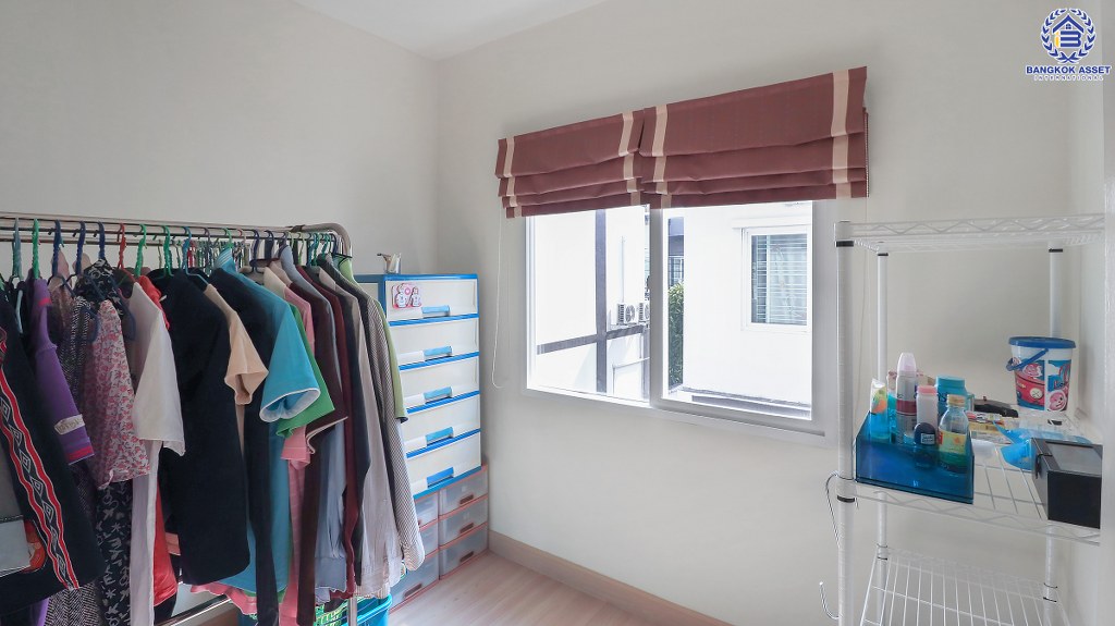 ทาวน์เฮ้าส์มือสองนนทบุรี ห้องมุม ถนนเมน ม.กัสโต้ ท่าน้ำนนท์-พระราม5 เนื้อที่ 18.3 ตร.ว. ฟังก์ชั่น 3 ห้องนอน 2 ห้องน้ำ มีครัวเคาน์เตอร์ ชุดโต๊ะรับประทานอาหาร แอร์ 2 เครื่อง บนเดินทางสะดวก ติดถนนใหญ่ ใกล้สะพานพะราม5 และสะพานมหาเจษฎาบดินทร์ฯ ราคาคุ้มที่สุดในย่านนี้!!