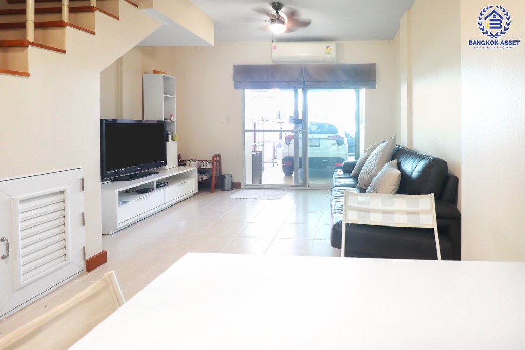 ทาวน์โฮม 3 ชั้น ถนนเมน ม.คาซ่าซิตี้2 สุคนธวัสดิ์ บ้านตกแต่ง/ต่อเติมพร้อมอยู่ เนื้อที่ 19.1 ตร.ว. ฟังก์ชั่น 3 ห้องนอน 3 ห้องน้ำ แถมแอร์ 4 เครื่อง บนทำเลคุณภาพ! ใจกลางห้างฯชั้นนำทั้ง The Walk , นวมินทร์ ซิตี้ อเวนิว , CDC ฯลฯ ใกล้จุดขึ้นทางด่วน "ฉลองรัช"