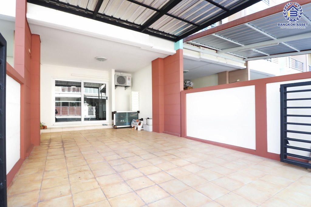 ทาวน์โฮม 3 ชั้น ถนนเมน ม.คาซ่าซิตี้2 สุคนธวัสดิ์ บ้านตกแต่ง/ต่อเติมพร้อมอยู่ เนื้อที่ 19.1 ตร.ว. ฟังก์ชั่น 3 ห้องนอน 3 ห้องน้ำ แถมแอร์ 4 เครื่อง บนทำเลคุณภาพ! ใจกลางห้างฯชั้นนำทั้ง The Walk , นวมินทร์ ซิตี้ อเวนิว , CDC ฯลฯ ใกล้จุดขึ้นทางด่วน "ฉลองรัช"