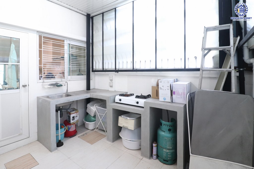 ทาวน์โฮม 3 ชั้น ถนนเมน ม.คาซ่าซิตี้2 สุคนธวัสดิ์ บ้านตกแต่ง/ต่อเติมพร้อมอยู่ เนื้อที่ 19.1 ตร.ว. ฟังก์ชั่น 3 ห้องนอน 3 ห้องน้ำ แถมแอร์ 4 เครื่อง บนทำเลคุณภาพ! ใจกลางห้างฯชั้นนำทั้ง The Walk , นวมินทร์ ซิตี้ อเวนิว , CDC ฯลฯ ใกล้จุดขึ้นทางด่วน "ฉลองรัช"