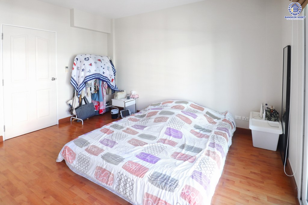 ทาวน์โฮม 3 ชั้น ถนนเมน ม.คาซ่าซิตี้2 สุคนธวัสดิ์ บ้านตกแต่ง/ต่อเติมพร้อมอยู่ เนื้อที่ 19.1 ตร.ว. ฟังก์ชั่น 3 ห้องนอน 3 ห้องน้ำ แถมแอร์ 4 เครื่อง บนทำเลคุณภาพ! ใจกลางห้างฯชั้นนำทั้ง The Walk , นวมินทร์ ซิตี้ อเวนิว , CDC ฯลฯ ใกล้จุดขึ้นทางด่วน "ฉลองรัช"