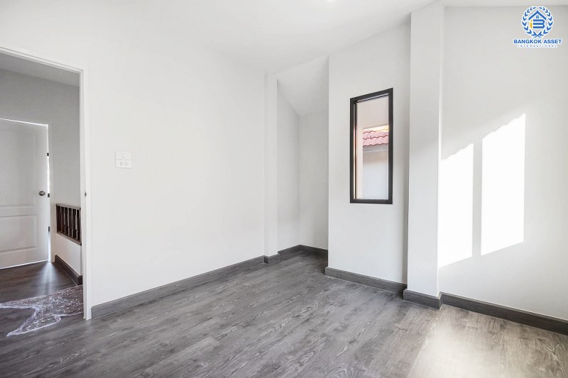 บ้านมือสองตกแต่งใหม่ หลังใหญ่ เนื้อที่ 60 ตร.ว. ม.สิริกานต์ บางใหญ่-เซ็นทรัลเวสต์เกต แต่งครบจัดเต็ม ฟังก์ชั่น 3 ห้องนอน 2 ห้องน้ำ พื้นที่ใช้สอยกว้างขวาง พร้อมเดินทางสะดวกสบาย เพียง 5 นาทีจากรถไฟฟ้าสถานี "คลองบางไผ่" เป็นเจ้าของง่ายๆ ในราคา 3 ล้านต้นๆ เท่านั้น!