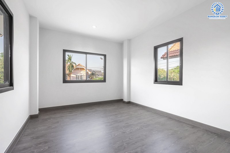 บ้านมือสองตกแต่งใหม่ หลังใหญ่ เนื้อที่ 60 ตร.ว. ม.สิริกานต์ บางใหญ่-เซ็นทรัลเวสต์เกต แต่งครบจัดเต็ม ฟังก์ชั่น 3 ห้องนอน 2 ห้องน้ำ พื้นที่ใช้สอยกว้างขวาง พร้อมเดินทางสะดวกสบาย เพียง 5 นาทีจากรถไฟฟ้าสถานี "คลองบางไผ่" เป็นเจ้าของง่ายๆ ในราคา 3 ล้านต้นๆ เท่านั้น!