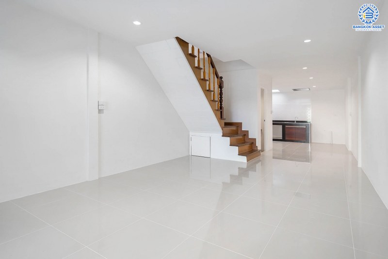 บ้านมือสองตกแต่งใหม่ ม.พระปิ่น 2 ติดถนนบรมราชชนนี บ้านพร้อมอยู่ ฟังก์ชั่นครบ! เนื้อที่ 17 ตร.ว. ฟังก์ชั่น 2 ห้องนอน 2 ห้องน้ำ ครัวกว้าง บนทำเลสุดสะดวก เข้า-ออกได้ 2 เส้นทาง *เพียง 15 นาทีจากเซ็นทรัลปิ่นเกล้า ใกล้ม.มหิดล และจุดขึ้นทางด่วน "ศรีรัช" คุ้มค่า! ราคาไม่แพง...