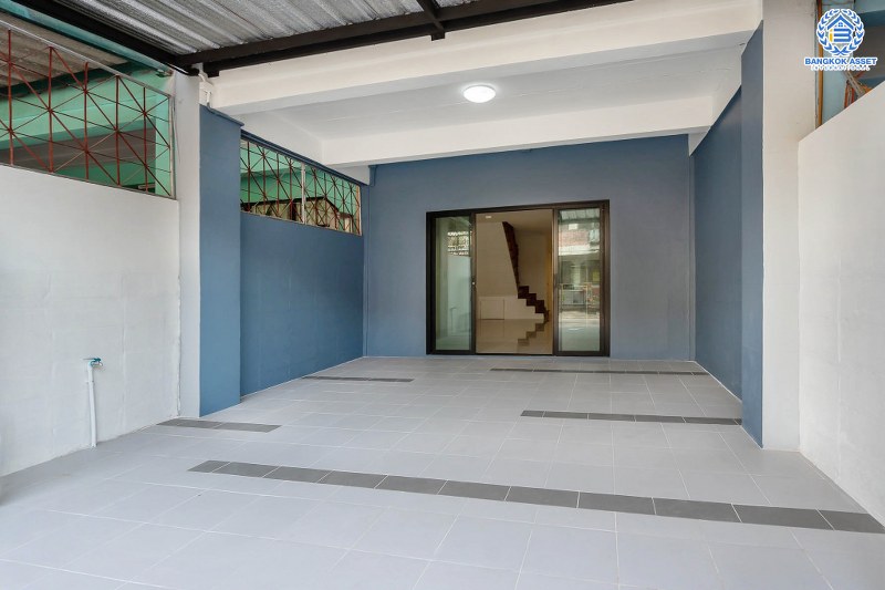 บ้านมือสองตกแต่งใหม่ ม.พระปิ่น 2 ติดถนนบรมราชชนนี บ้านพร้อมอยู่ ฟังก์ชั่นครบ! เนื้อที่ 17 ตร.ว. ฟังก์ชั่น 2 ห้องนอน 2 ห้องน้ำ ครัวกว้าง บนทำเลสุดสะดวก เข้า-ออกได้ 2 เส้นทาง *เพียง 15 นาทีจากเซ็นทรัลปิ่นเกล้า ใกล้ม.มหิดล และจุดขึ้นทางด่วน "ศรีรัช" คุ้มค่า! ราคาไม่แพง...