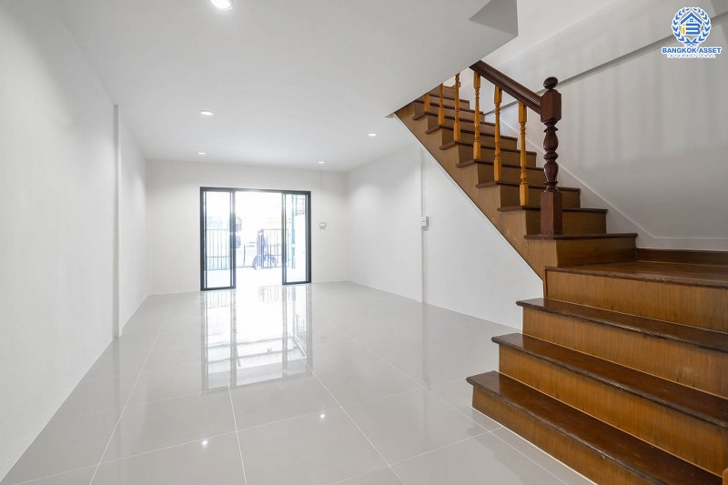 บ้านมือสองตกแต่งใหม่ ม.พระปิ่น 2 ติดถนนบรมราชชนนี บ้านพร้อมอยู่ ฟังก์ชั่นครบ! เนื้อที่ 17 ตร.ว. ฟังก์ชั่น 2 ห้องนอน 2 ห้องน้ำ ครัวกว้าง บนทำเลสุดสะดวก เข้า-ออกได้ 2 เส้นทาง *เพียง 15 นาทีจากเซ็นทรัลปิ่นเกล้า ใกล้ม.มหิดล และจุดขึ้นทางด่วน "ศรีรัช" คุ้มค่า! ราคาไม่แพง...