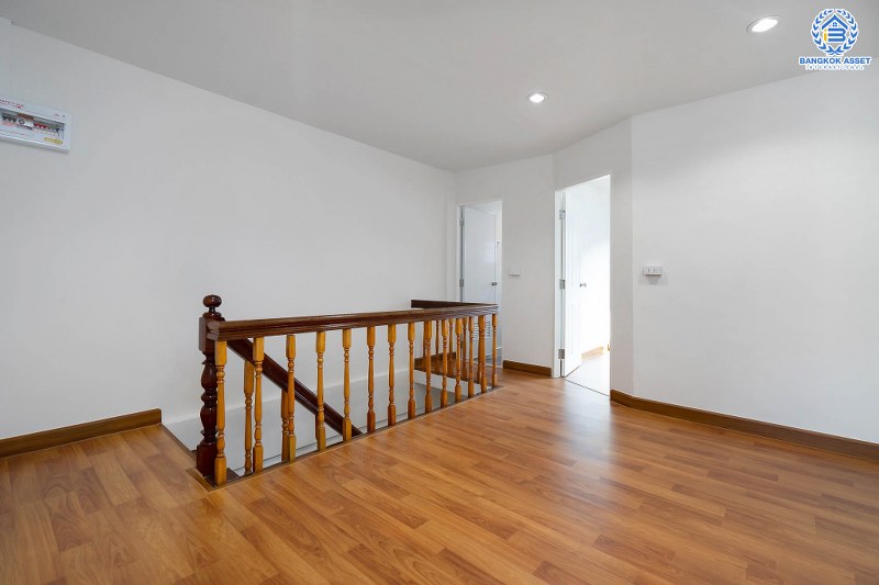 บ้านมือสองตกแต่งใหม่ ม.พระปิ่น 2 ติดถนนบรมราชชนนี บ้านพร้อมอยู่ ฟังก์ชั่นครบ! เนื้อที่ 17 ตร.ว. ฟังก์ชั่น 2 ห้องนอน 2 ห้องน้ำ ครัวกว้าง บนทำเลสุดสะดวก เข้า-ออกได้ 2 เส้นทาง *เพียง 15 นาทีจากเซ็นทรัลปิ่นเกล้า ใกล้ม.มหิดล และจุดขึ้นทางด่วน "ศรีรัช" คุ้มค่า! ราคาไม่แพง...