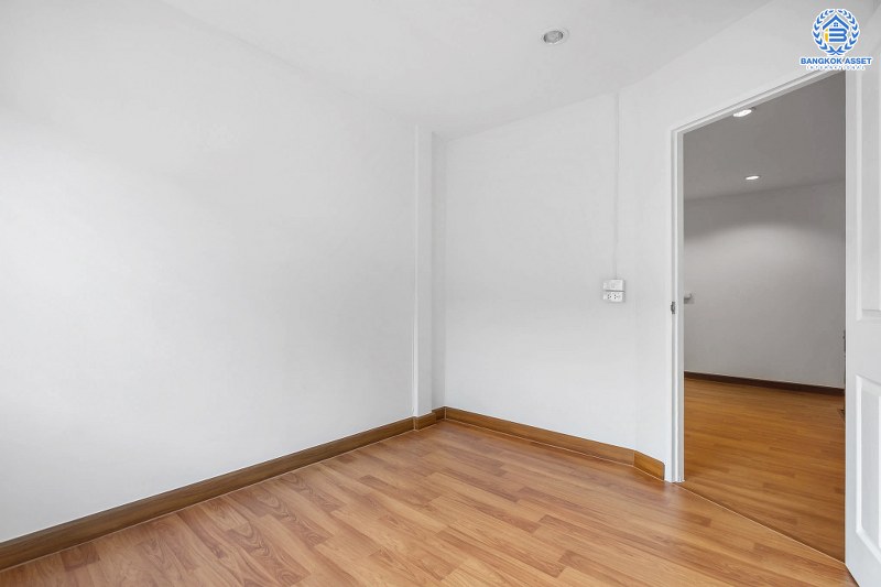 บ้านมือสองตกแต่งใหม่ ม.พระปิ่น 2 ติดถนนบรมราชชนนี บ้านพร้อมอยู่ ฟังก์ชั่นครบ! เนื้อที่ 17 ตร.ว. ฟังก์ชั่น 2 ห้องนอน 2 ห้องน้ำ ครัวกว้าง บนทำเลสุดสะดวก เข้า-ออกได้ 2 เส้นทาง *เพียง 15 นาทีจากเซ็นทรัลปิ่นเกล้า ใกล้ม.มหิดล และจุดขึ้นทางด่วน "ศรีรัช" คุ้มค่า! ราคาไม่แพง...