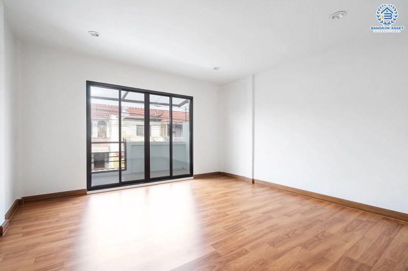 บ้านมือสองตกแต่งใหม่ ม.พระปิ่น 2 ติดถนนบรมราชชนนี บ้านพร้อมอยู่ ฟังก์ชั่นครบ! เนื้อที่ 17 ตร.ว. ฟังก์ชั่น 2 ห้องนอน 2 ห้องน้ำ ครัวกว้าง บนทำเลสุดสะดวก เข้า-ออกได้ 2 เส้นทาง *เพียง 15 นาทีจากเซ็นทรัลปิ่นเกล้า ใกล้ม.มหิดล และจุดขึ้นทางด่วน "ศรีรัช" คุ้มค่า! ราคาไม่แพง...