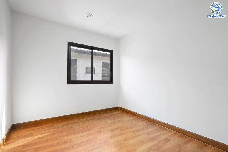 บ้านมือสองตกแต่งใหม่ ม.พระปิ่น 2 ติดถนนบรมราชชนนี บ้านพร้อมอยู่ ฟังก์ชั่นครบ! เนื้อที่ 17 ตร.ว. ฟังก์ชั่น 2 ห้องนอน 2 ห้องน้ำ ครัวกว้าง บนทำเลสุดสะดวก เข้า-ออกได้ 2 เส้นทาง *เพียง 15 นาทีจากเซ็นทรัลปิ่นเกล้า ใกล้ม.มหิดล และจุดขึ้นทางด่วน "ศรีรัช" คุ้มค่า! ราคาไม่แพง...