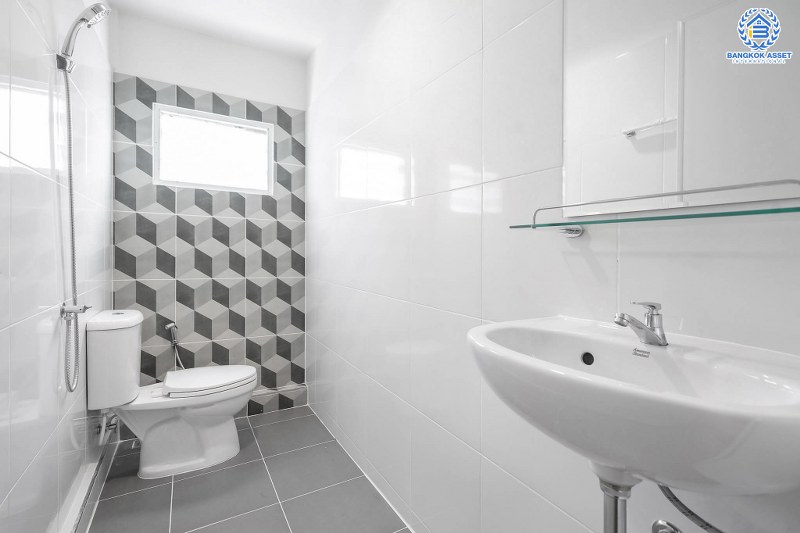 บ้านมือสองตกแต่งใหม่ ม.พระปิ่น 2 ติดถนนบรมราชชนนี บ้านพร้อมอยู่ ฟังก์ชั่นครบ! เนื้อที่ 17 ตร.ว. ฟังก์ชั่น 2 ห้องนอน 2 ห้องน้ำ ครัวกว้าง บนทำเลสุดสะดวก เข้า-ออกได้ 2 เส้นทาง *เพียง 15 นาทีจากเซ็นทรัลปิ่นเกล้า ใกล้ม.มหิดล และจุดขึ้นทางด่วน "ศรีรัช" คุ้มค่า! ราคาไม่แพง...