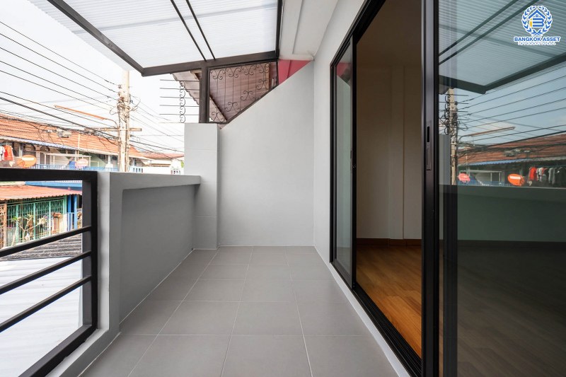 บ้านมือสองตกแต่งใหม่ ม.พระปิ่น 2 ติดถนนบรมราชชนนี บ้านพร้อมอยู่ ฟังก์ชั่นครบ! เนื้อที่ 17 ตร.ว. ฟังก์ชั่น 2 ห้องนอน 2 ห้องน้ำ ครัวกว้าง บนทำเลสุดสะดวก เข้า-ออกได้ 2 เส้นทาง *เพียง 15 นาทีจากเซ็นทรัลปิ่นเกล้า ใกล้ม.มหิดล และจุดขึ้นทางด่วน "ศรีรัช" คุ้มค่า! ราคาไม่แพง...