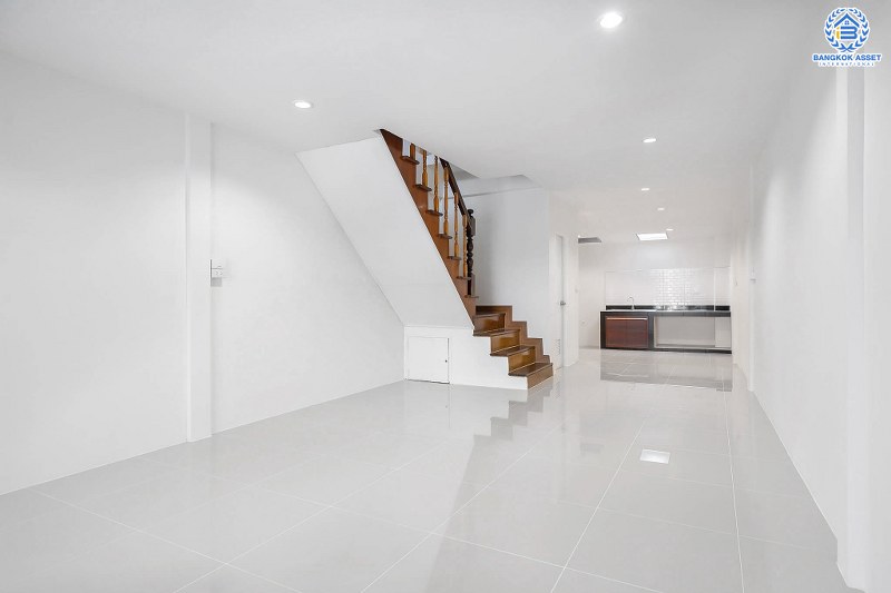 บ้านมือสองตกแต่งใหม่ ฟังก์ชั่นจัดเต็ม ม.พระปิ่น 2 ติดถนนบรมราชชนนี บ้านพร้อมอยู่ เนื้อที่ 17 ตร.ว. ดีไซน์ทันสมัย 2 ห้องนอน 2 ห้องน้ำ ครัวกว้าง บนทำเลสุดสะดวก เข้า-ออกได้ 2 เส้นทาง *เพียง 15 นาทีจากเซ็นทรัลปิ่นเกล้า ใกล้ม.มหิดล และจุดขึ้นทางด่วน "ศรีรัช"