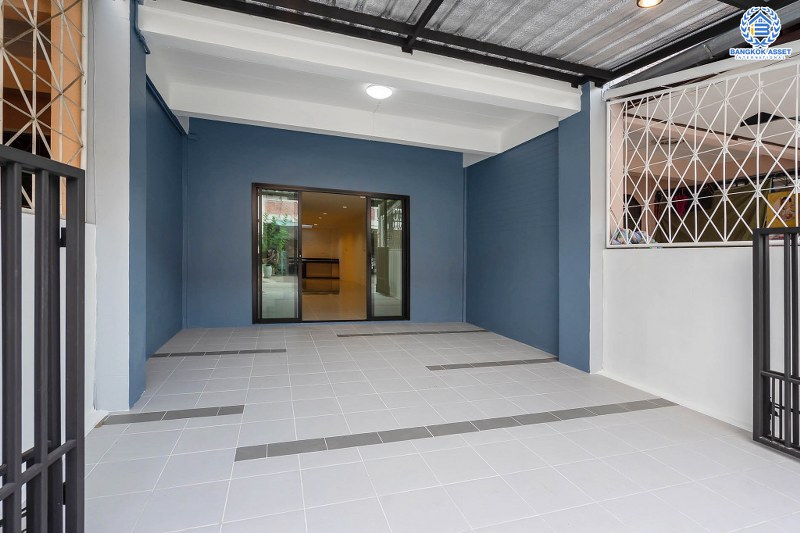 บ้านมือสองตกแต่งใหม่ ฟังก์ชั่นจัดเต็ม ม.พระปิ่น 2 ติดถนนบรมราชชนนี บ้านพร้อมอยู่ เนื้อที่ 17 ตร.ว. ดีไซน์ทันสมัย 2 ห้องนอน 2 ห้องน้ำ ครัวกว้าง บนทำเลสุดสะดวก เข้า-ออกได้ 2 เส้นทาง *เพียง 15 นาทีจากเซ็นทรัลปิ่นเกล้า ใกล้ม.มหิดล และจุดขึ้นทางด่วน "ศรีรัช"