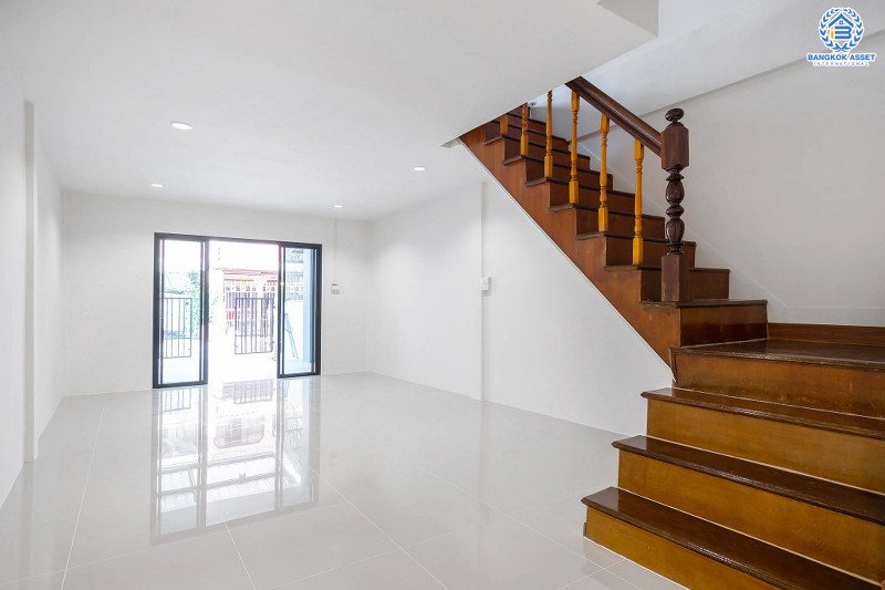 บ้านมือสองตกแต่งใหม่ ฟังก์ชั่นจัดเต็ม ม.พระปิ่น 2 ติดถนนบรมราชชนนี บ้านพร้อมอยู่ เนื้อที่ 17 ตร.ว. ดีไซน์ทันสมัย 2 ห้องนอน 2 ห้องน้ำ ครัวกว้าง บนทำเลสุดสะดวก เข้า-ออกได้ 2 เส้นทาง *เพียง 15 นาทีจากเซ็นทรัลปิ่นเกล้า ใกล้ม.มหิดล และจุดขึ้นทางด่วน "ศรีรัช"