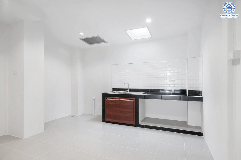 บ้านมือสองตกแต่งใหม่ ฟังก์ชั่นจัดเต็ม ม.พระปิ่น 2 ติดถนนบรมราชชนนี บ้านพร้อมอยู่ เนื้อที่ 17 ตร.ว. ดีไซน์ทันสมัย 2 ห้องนอน 2 ห้องน้ำ ครัวกว้าง บนทำเลสุดสะดวก เข้า-ออกได้ 2 เส้นทาง *เพียง 15 นาทีจากเซ็นทรัลปิ่นเกล้า ใกล้ม.มหิดล และจุดขึ้นทางด่วน "ศรีรัช"