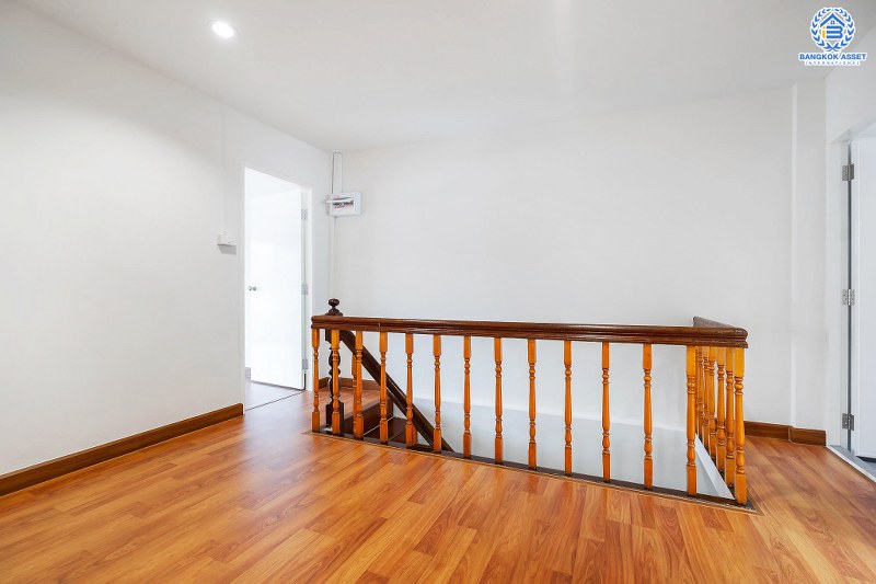 บ้านมือสองตกแต่งใหม่ ฟังก์ชั่นจัดเต็ม ม.พระปิ่น 2 ติดถนนบรมราชชนนี บ้านพร้อมอยู่ เนื้อที่ 17 ตร.ว. ดีไซน์ทันสมัย 2 ห้องนอน 2 ห้องน้ำ ครัวกว้าง บนทำเลสุดสะดวก เข้า-ออกได้ 2 เส้นทาง *เพียง 15 นาทีจากเซ็นทรัลปิ่นเกล้า ใกล้ม.มหิดล และจุดขึ้นทางด่วน "ศรีรัช"