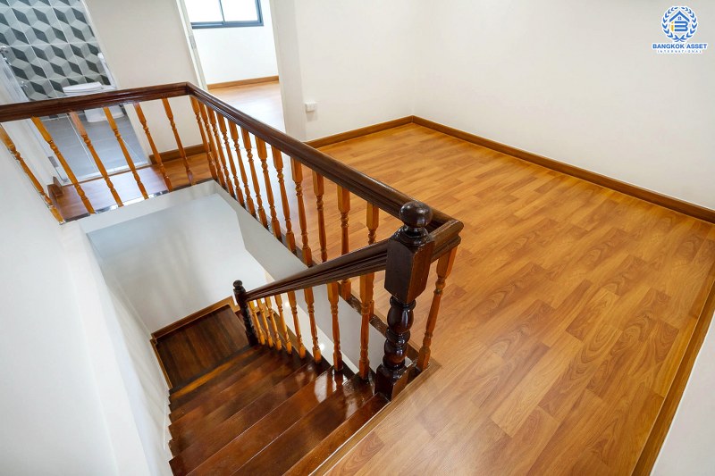 บ้านมือสองตกแต่งใหม่ ฟังก์ชั่นจัดเต็ม ม.พระปิ่น 2 ติดถนนบรมราชชนนี บ้านพร้อมอยู่ เนื้อที่ 17 ตร.ว. ดีไซน์ทันสมัย 2 ห้องนอน 2 ห้องน้ำ ครัวกว้าง บนทำเลสุดสะดวก เข้า-ออกได้ 2 เส้นทาง *เพียง 15 นาทีจากเซ็นทรัลปิ่นเกล้า ใกล้ม.มหิดล และจุดขึ้นทางด่วน "ศรีรัช"