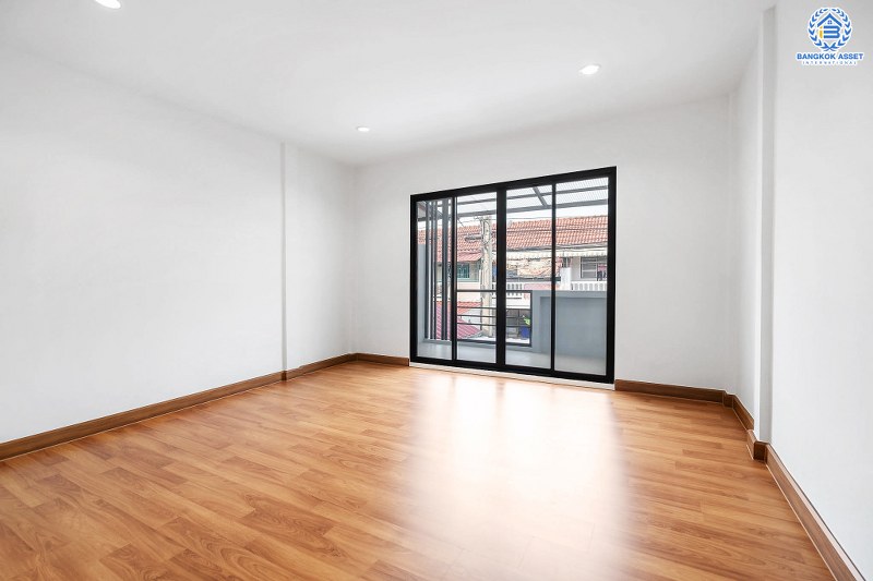 บ้านมือสองตกแต่งใหม่ ฟังก์ชั่นจัดเต็ม ม.พระปิ่น 2 ติดถนนบรมราชชนนี บ้านพร้อมอยู่ เนื้อที่ 17 ตร.ว. ดีไซน์ทันสมัย 2 ห้องนอน 2 ห้องน้ำ ครัวกว้าง บนทำเลสุดสะดวก เข้า-ออกได้ 2 เส้นทาง *เพียง 15 นาทีจากเซ็นทรัลปิ่นเกล้า ใกล้ม.มหิดล และจุดขึ้นทางด่วน "ศรีรัช"